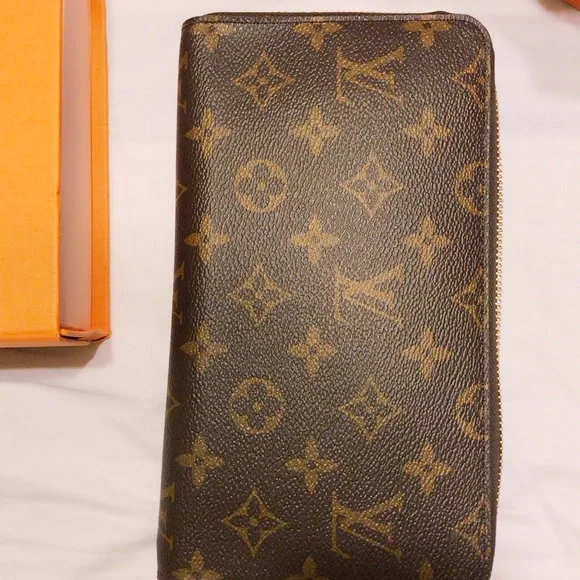 Louis Vuitton Zippy Organizer! Hard to find! 😊 - Picture 4 of 15